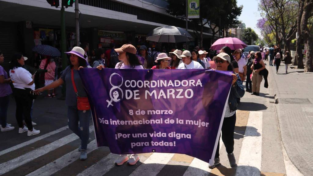 Mujeres alzan su voz en el Centro Histórico en el 8M | Álex Meoño