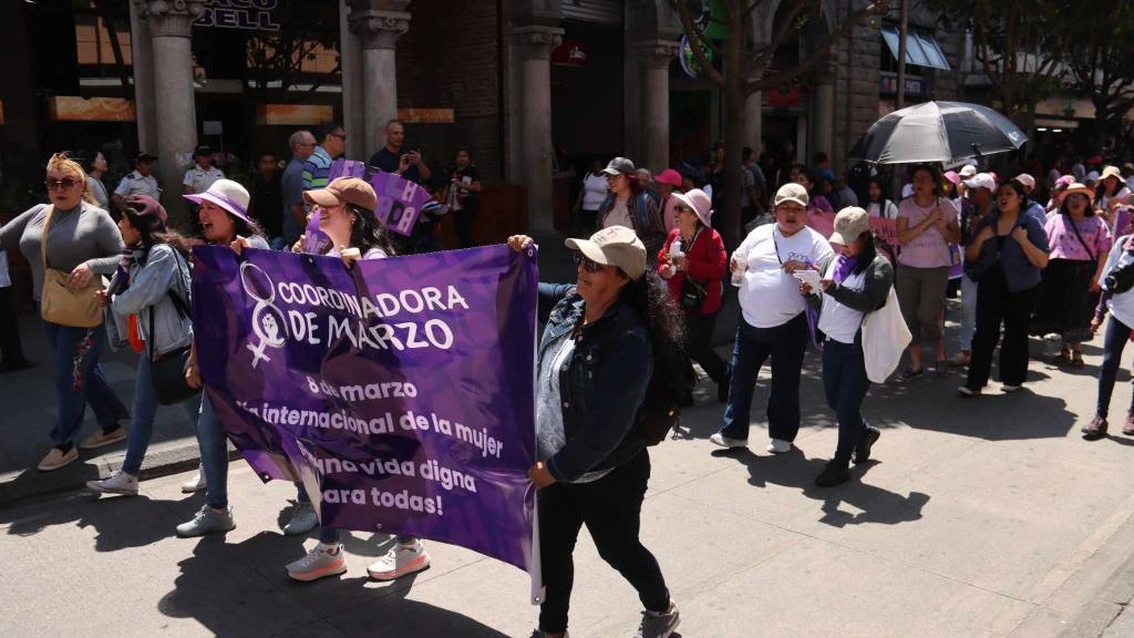 Mujeres alzan su voz en el Centro Histórico en el 8M | Álex Meoño