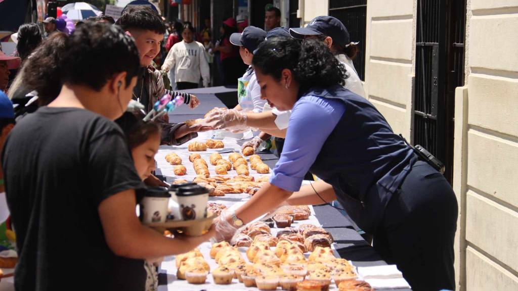 Mujeres alzan su voz en el Centro Histórico en el 8M | Álex Meoño