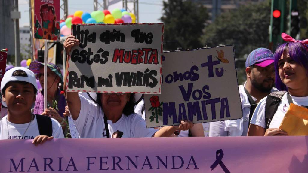 Mujeres hacen sentir si voz en el Centro Histórico en el 8M | Álex Meoño