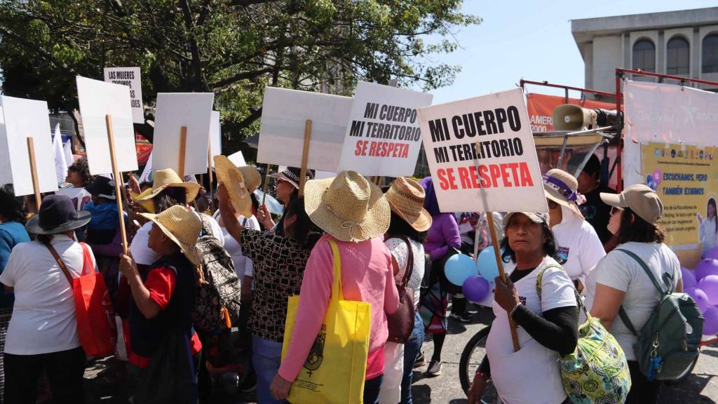 Mujeres hacen sentir si voz en el Centro Histórico en el 8M | Álex Meoño