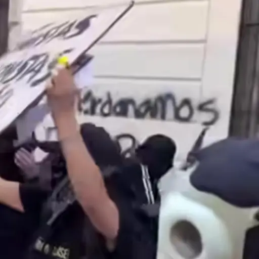 Las mujeres que realizaron las pintas vestían de negro, con el rostro cubierto. ,Captura de pantalla. 