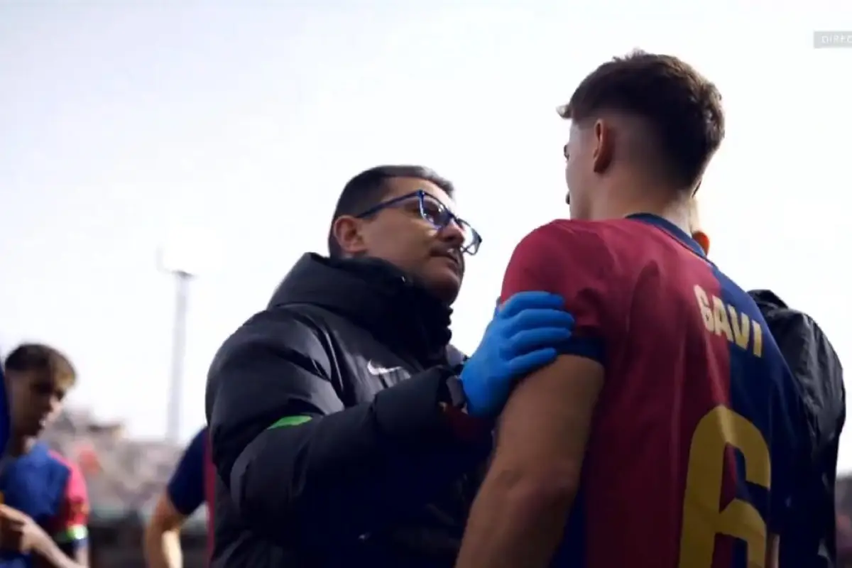 El doctor Carles Miñarro atendió a Gavi en el partido ante el Alavés - RR.SS.