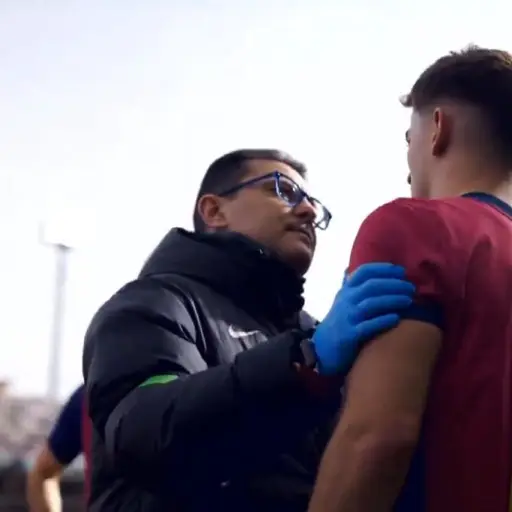 El doctor Carles Miñarro atendió a Gavi en el partido ante el Alavés - RR.SS.