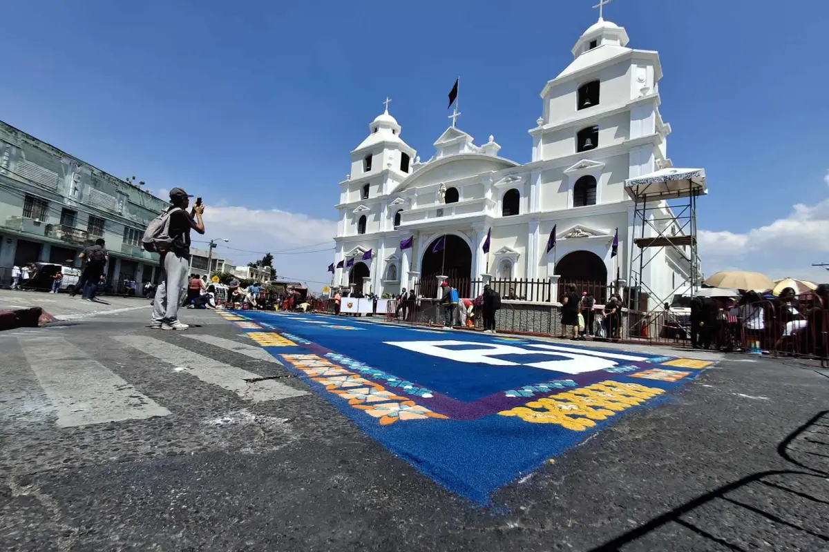 Las fieles llegaron puntual para la salida del cortejo procesional de Jesús de Los Milagros. , Álex Meoño.