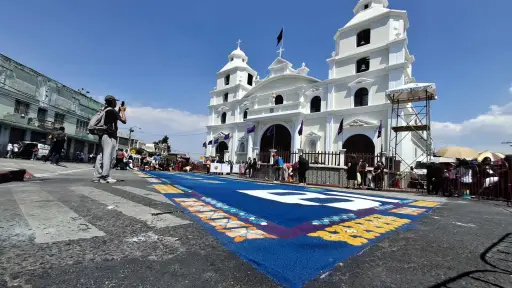 Las fieles llegaron puntual para la salida del cortejo procesional de Jesús de Los Milagros.  ,Álex Meoño.