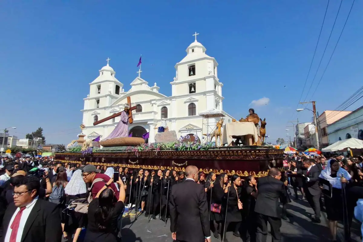 La procesión extraordinaria salió después de las 15:00 horas del Templo de San José., Álex Meoño.