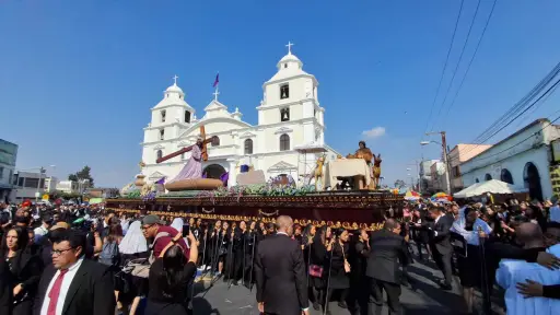 La procesión extraordinaria salió después de las 15:00 horas del Templo de San José. ,Álex Meoño.