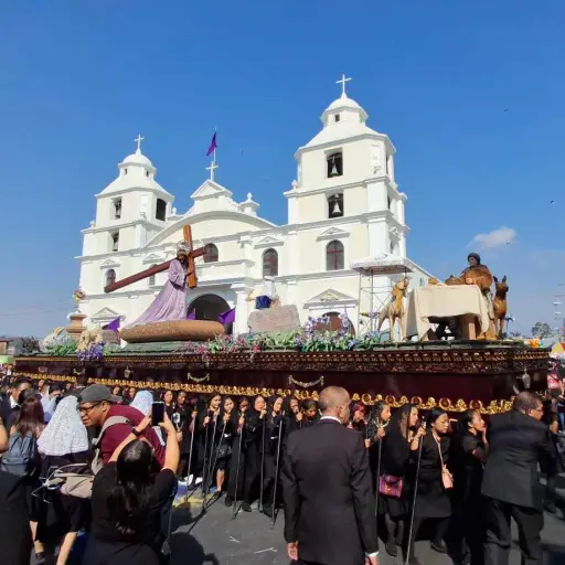 La procesión extraordinaria salió después de las 15:00 horas del Templo de San José. ,Álex Meoño.