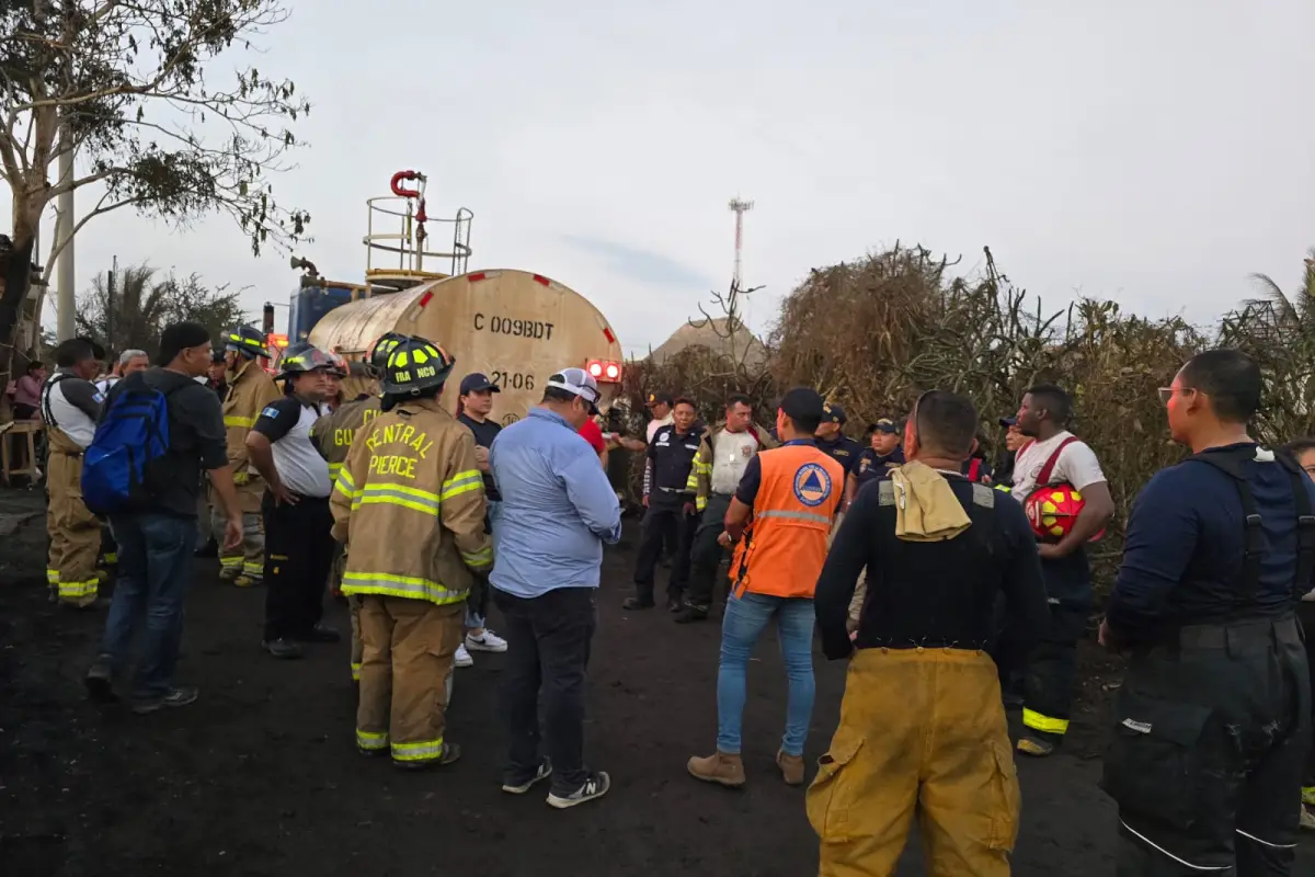 Bomberos de distintas compañías apoyaron las labores para apagar el incendio en El Paredón., Conred.