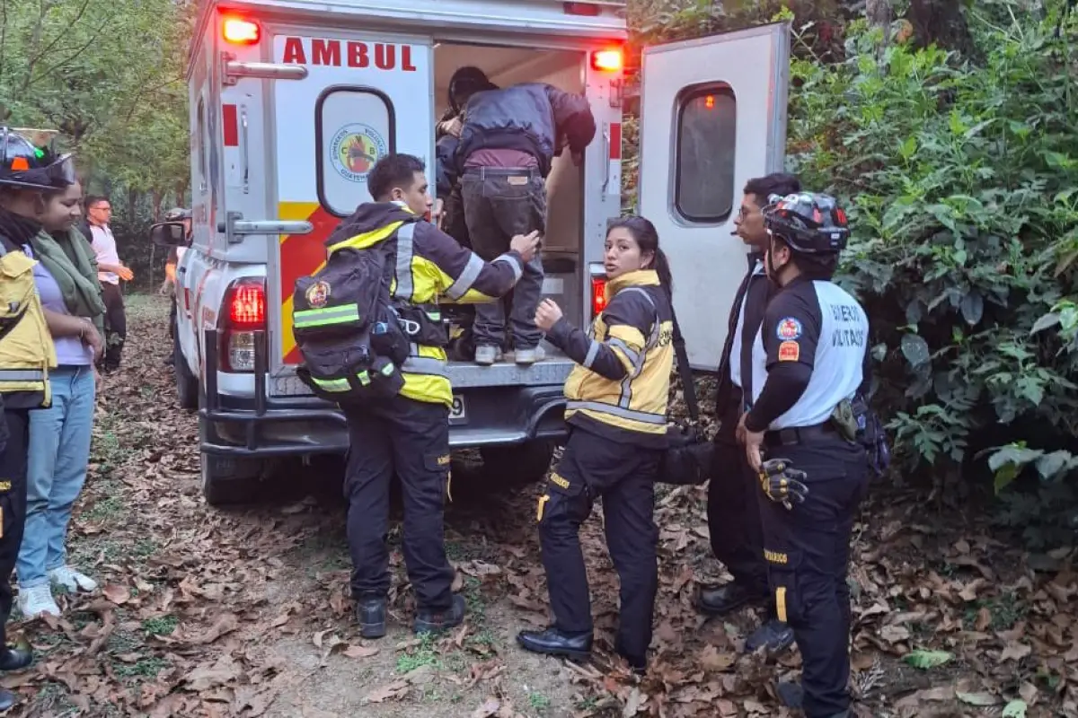 Bomberos de tres estaciones intervinieron en el rescate de las dos personas que se accidentaron., Bomberos Voluntarios.