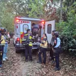 Bomberos de tres estaciones intervinieron en el rescate de las dos personas que se accidentaron. ,Bomberos Voluntarios.