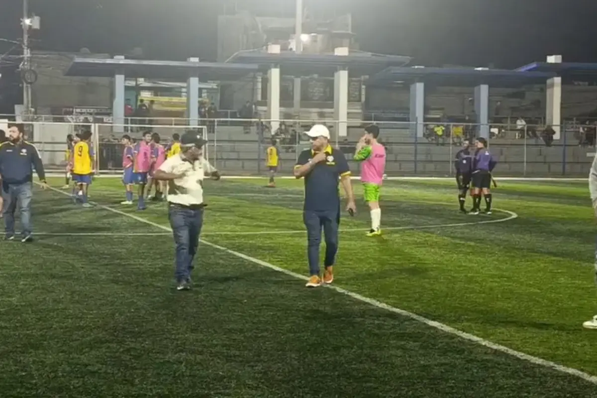 Momento en que se suspende partido por balacera a inmediaciones del estadio de Boca del Monte