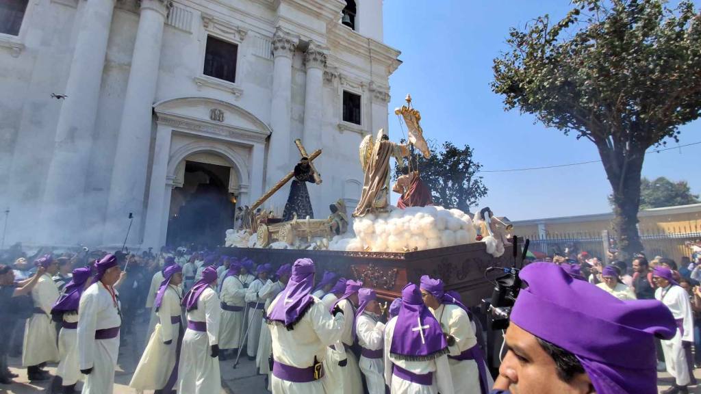 Jesús del Consuelo imparte gracia y bendición a sus fieles | Álex Meoño