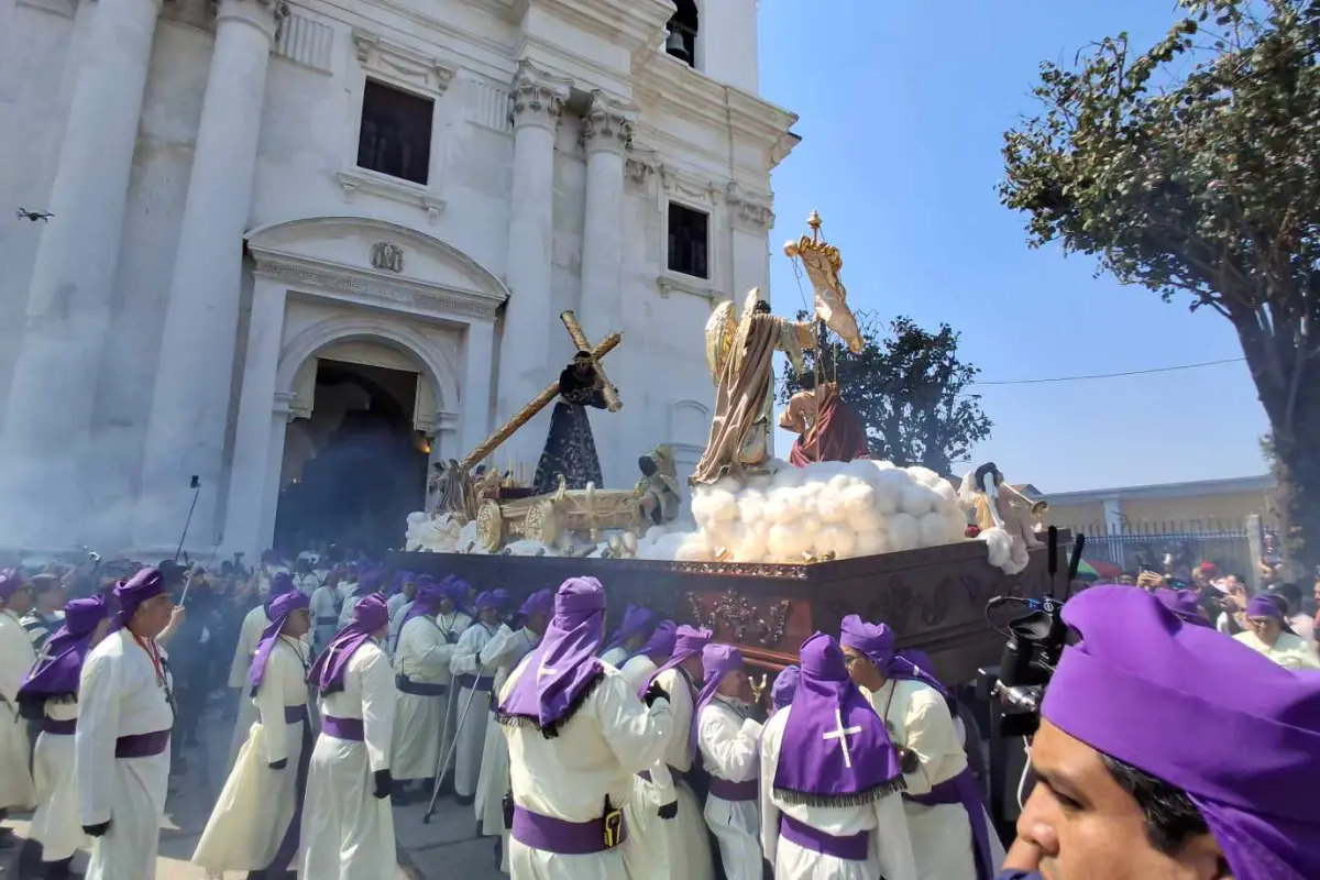 Jesús del Consuelo salió del templo de La Recolección poco después de las 14:00 horas ., Álex Meoño.