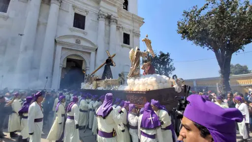 Jesús del Consuelo salió del templo de La Recolección poco después de las 14:00 horas . ,Álex Meoño.