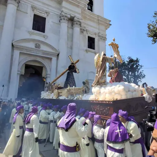 Jesús del Consuelo salió del templo de La Recolección poco después de las 14:00 horas . ,Álex Meoño.
