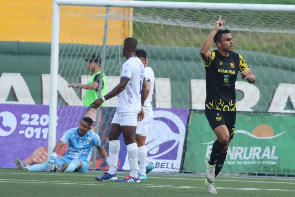 Isaac Acuña fue la figura del partido al convertir doblete de goles 