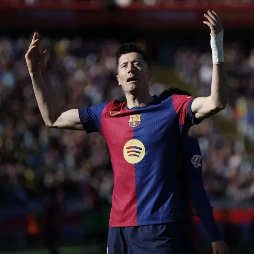 El delantero del Barcelona Robert Lewandowski celebra su segundo gol contra el Girona, durante el partido de la jornada 29 de LaLiga que FC Barcelona y Girona disputaron en el estadio Lluis Companys de Barcelona