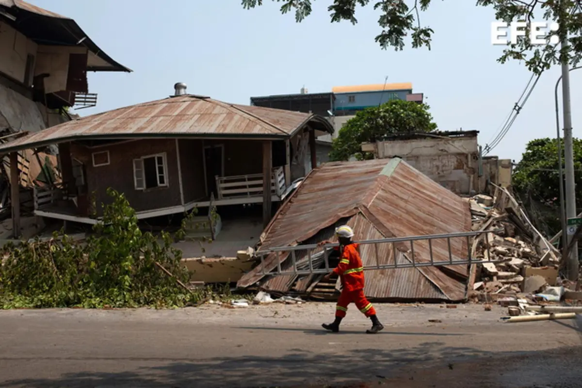 Un rescatista pasa justo a un edificio derrumbado por el terremoto en Mandalay, Birmania (Myanmar), el 30 de marzo de 2025,  EFE/EPA/STRINGER
