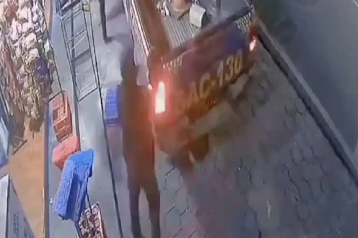 Patrulla de la PNC se va en reversa y casi causa tragedia., Captura de pantalla video X.