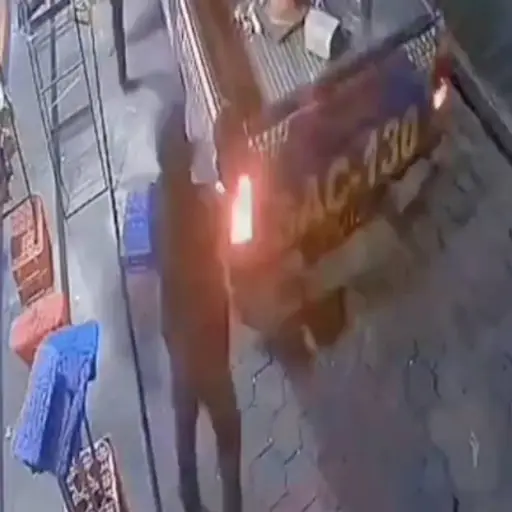 Patrulla de la PNC se va en reversa y casi causa tragedia. ,Captura de pantalla video X.