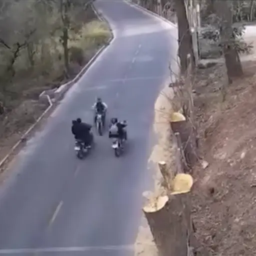 Cámara de seguridad capta choque de frente entre motoristas. ,Captura de pantalla video Facebook.