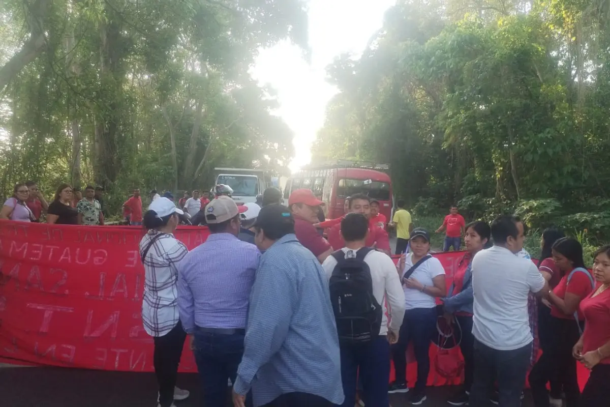 Bloqueo de salubristas en crucero de La Virgen, Tecún Umán, San Marcos.