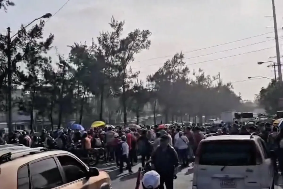 bloqueo de salubristas en el Periférico