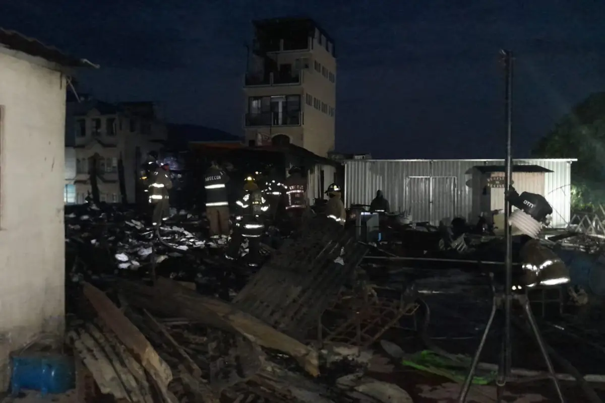 Bomberos controlan el incendio en la comuna. , Foto CVB
