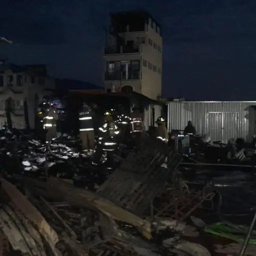 Bomberos controlan el incendio en la comuna.  ,Foto CVB