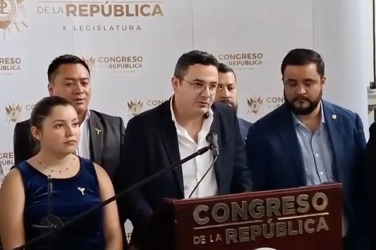 Diputados Samuel Pérez y otros integrantes de Semilla en conferencia., Dayana Rashón/EU