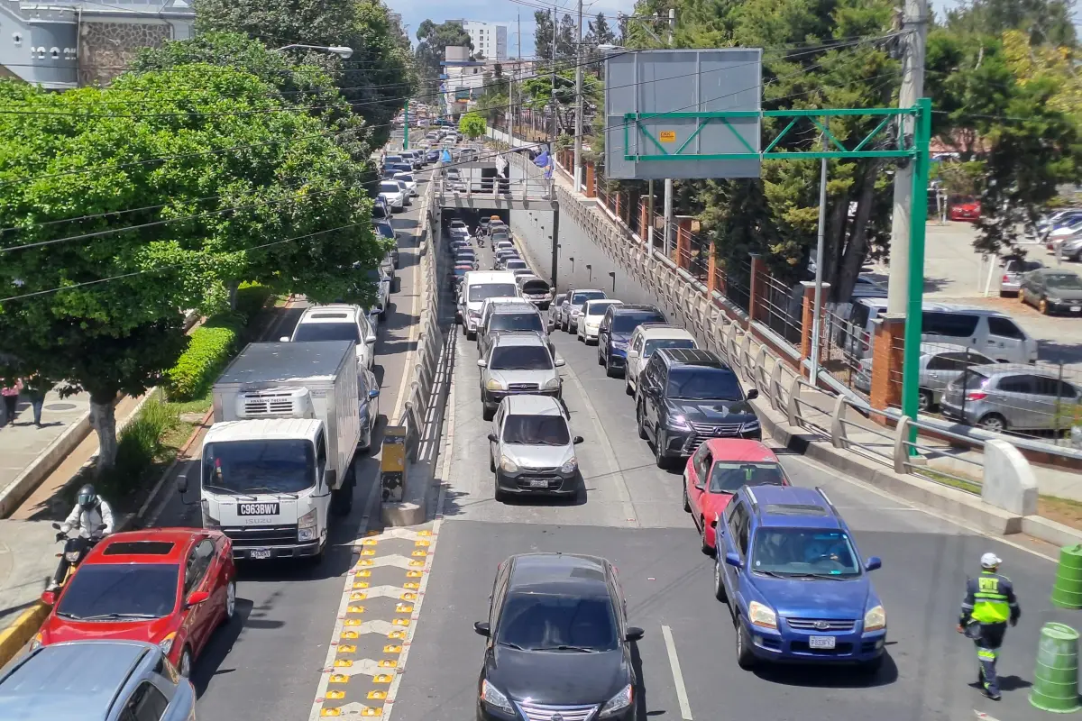 tránsito - vehículos en zona 10, rumbo a Vista Hermosa, zona 15