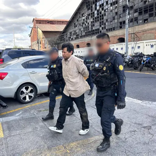 El detenido fue trasladado a la Torre de Tribunales. ,Foto PNC
