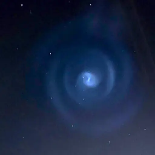 Espiral azul formada en el cielo. ,Captura de pantalla video X.