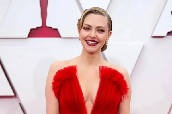 Amanda Seyfried muestra su rostro natural y con eczema