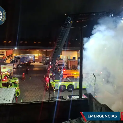Unidades trabajan para controlar el incendio en la mueblería ubicada en Mixco. ,Bomberos Municipales
