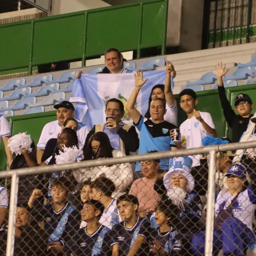 Aficionados en el Estadio Cementos Progreso - Alex Meoño