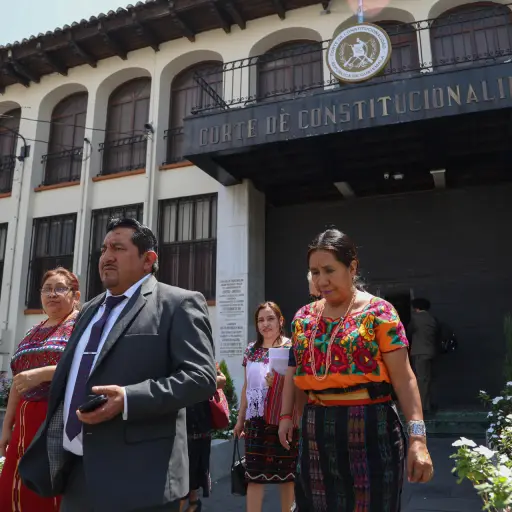 Desde la izquierda, Olivia Sian, Juan Castro, Alicia López y Carmela Curup, integrantes del 'Bufete para los Pueblos Indígenas' salen de la Corte de Constitucionalidad este martes, en Ciudad de Guatemala. , EFE