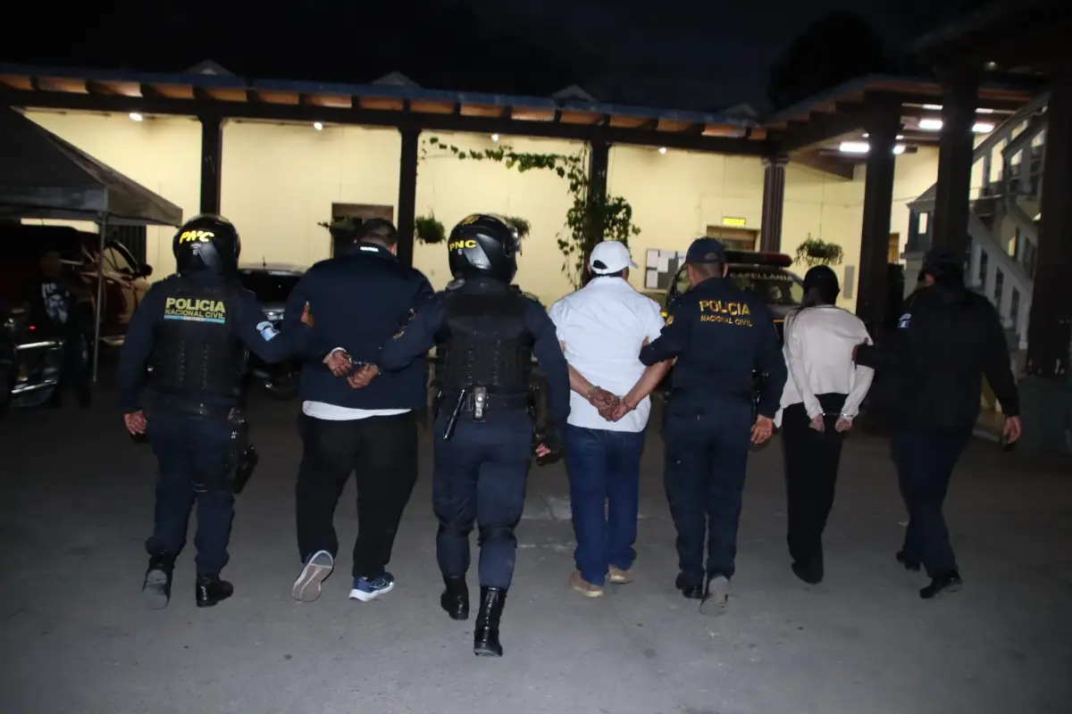 Los tres detenidos fueron llevados a la estación local de PNC para ser fichados; posteriormente, los tres fueron llevados ante la justicia. , PNC de Guatemala.