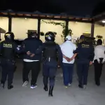 Los tres detenidos fueron llevados a la estación local de PNC para ser fichados; posteriormente, los tres fueron llevados ante la justicia.  ,PNC de Guatemala.