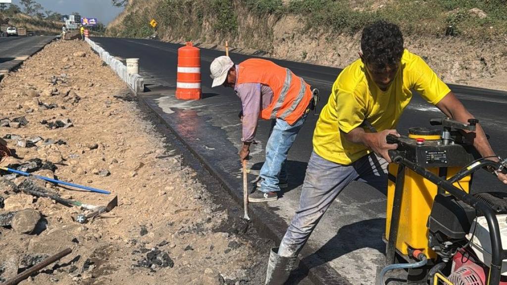 COVIAL compartió imágenes de trabajos en diferentes tramos de la autopista Palín-Escuintla. | COVIAL