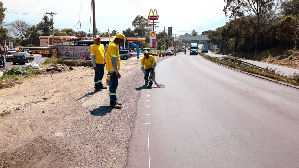 COVIAL compartió imágenes de trabajos en diferentes tramos de la autopista Palín-Escuintla. | COVIAL