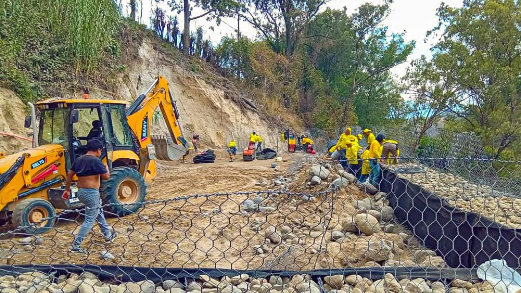 COVIAL compartió imágenes de trabajos en diferentes tramos de la autopista Palín-Escuintla. | COVIAL