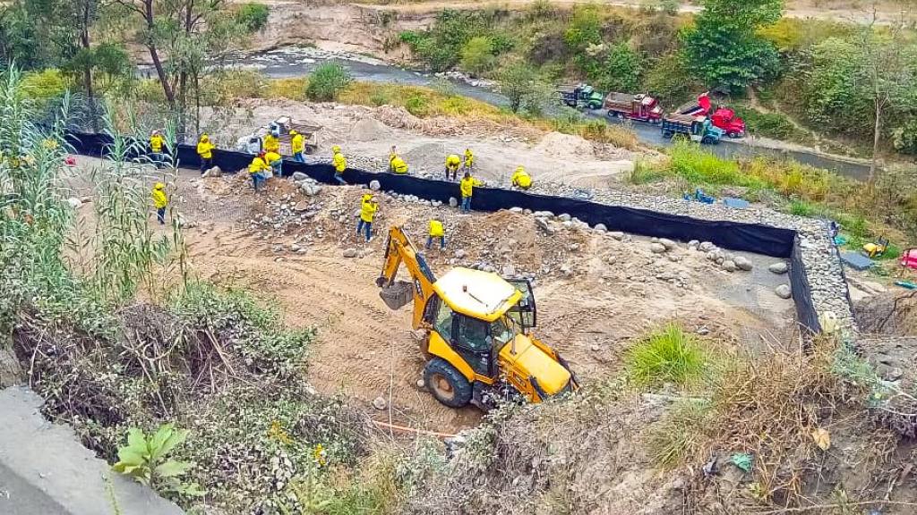 COVIAL compartió imágenes de trabajos en diferentes tramos de la autopista Palín-Escuintla. | COVIAL