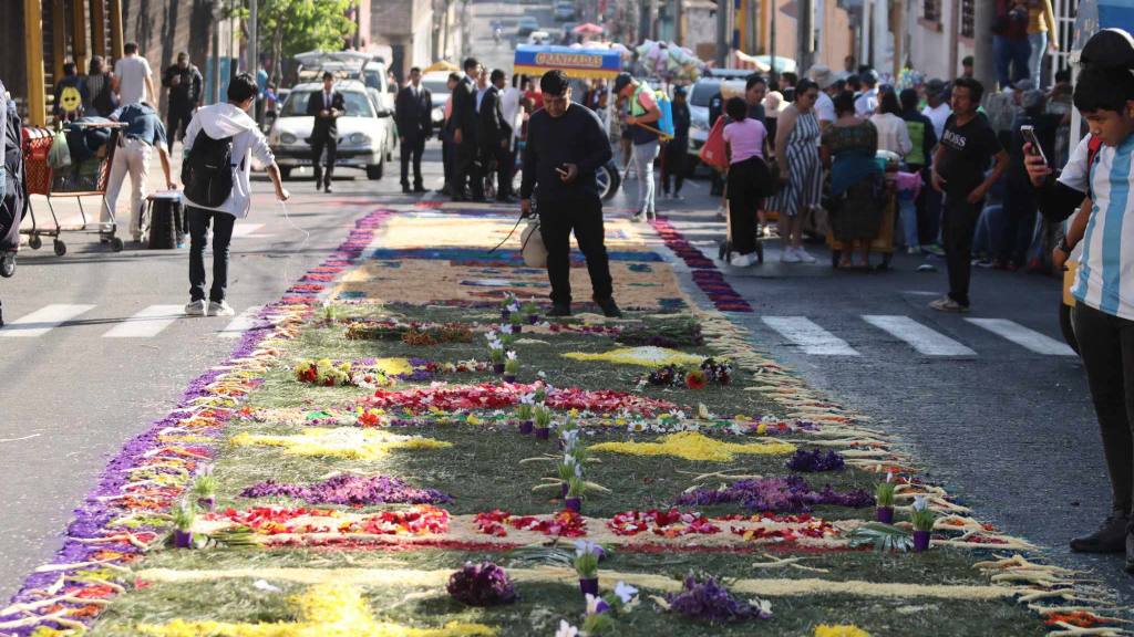 Figuras de ángeles y querubines adornan el anda de Jesús Nazareno de la Paz | Álex Meoño