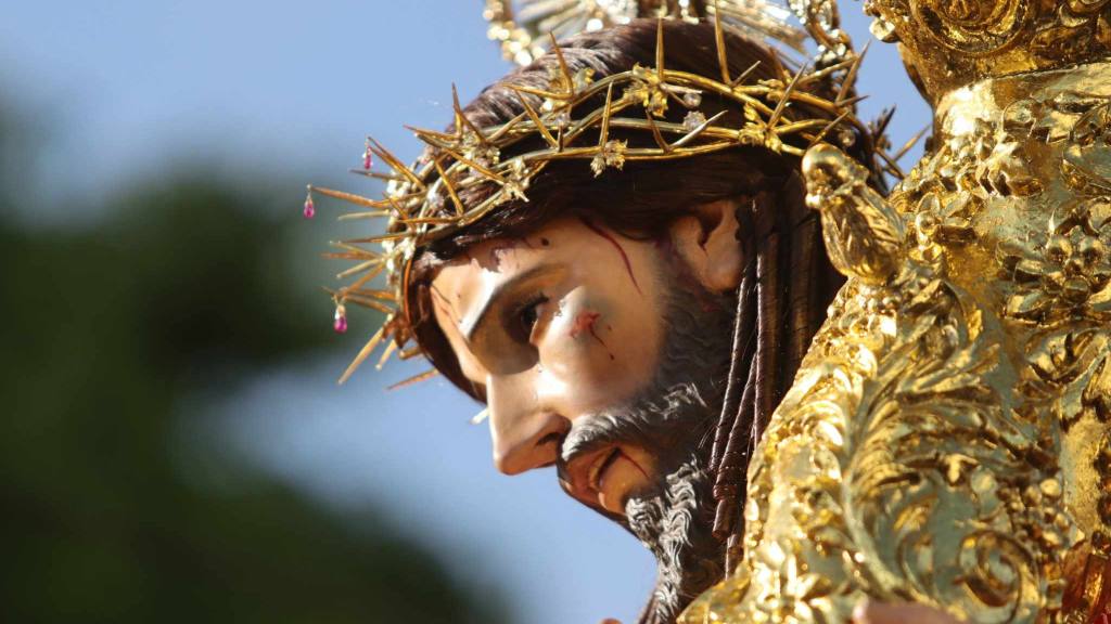 Figuras de ángeles y querubines adornan el anda de Jesús Nazareno de la Paz | 