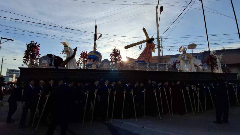 Figuras de ángeles y querubines adornan el anda de Jesús Nazareno de la Paz | Álex Meoño