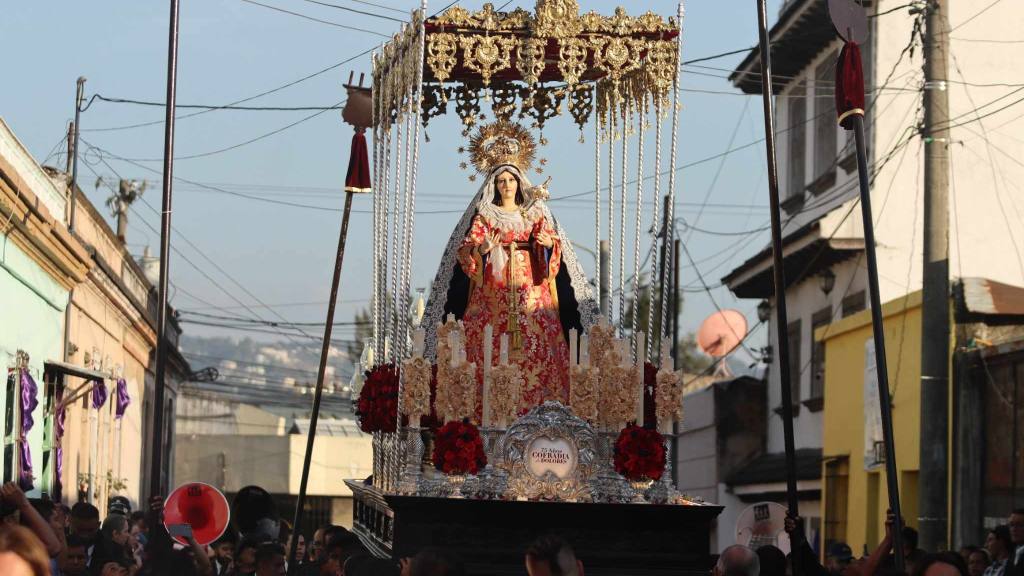 Figuras de ángeles y querubines adornan el anda de Jesús Nazareno de la Paz | Álex Meoño