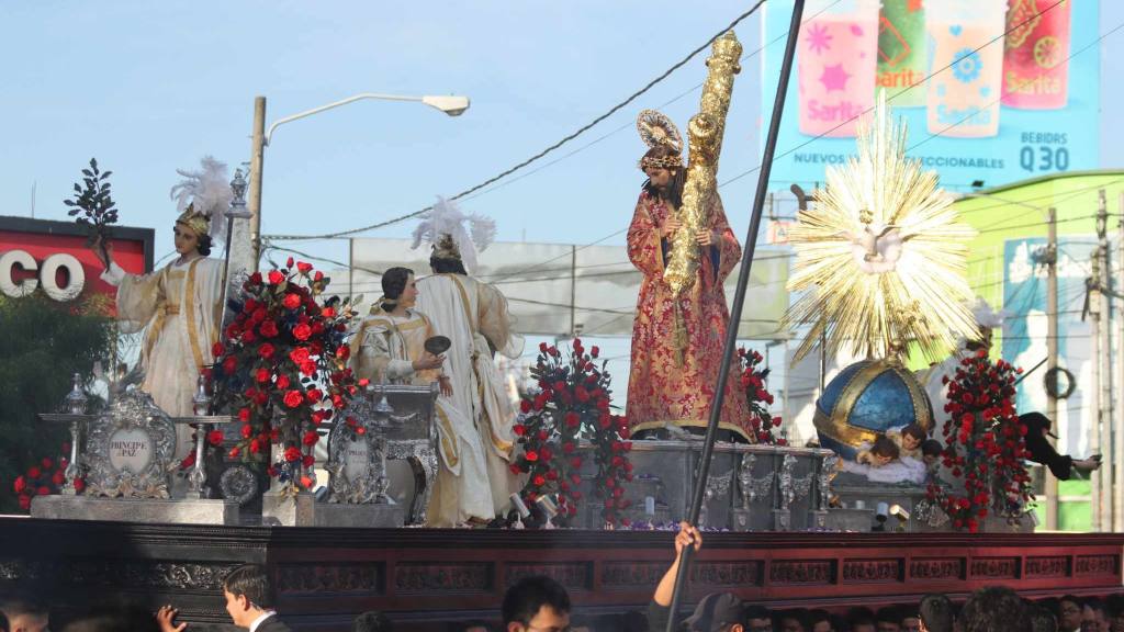 Figuras de ángeles y querubines adornan el anda de Jesús Nazareno de la Paz | Álex Meoño